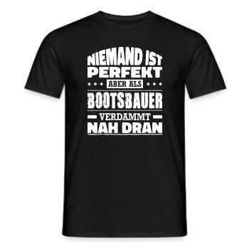 Niemand Ist Perfekt Aber Als Bootsbauer Nah Dran - Männer T-Shirt - Schwarz - Vorne - AI Model Male 178 light (178cm)