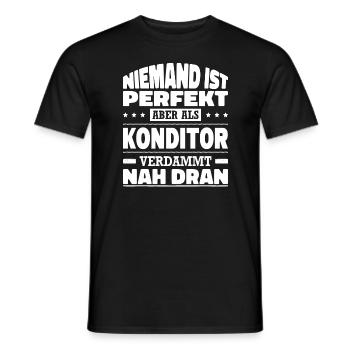 Niemand Ist Perfekt Aber Als Konditor Nah Dran - Männer T-Shirt - Schwarz - Vorne - AI Model Male 178 light (178cm)