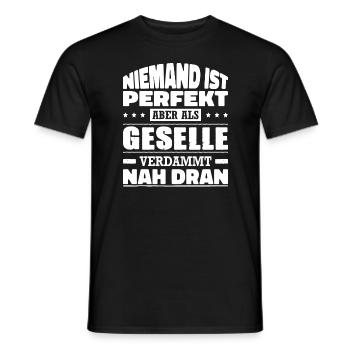 Niemand Ist Perfekt Aber Als Geselle Nah Dran - Männer T-Shirt - Schwarz - Vorne - AI Model Male 178 light (178cm)