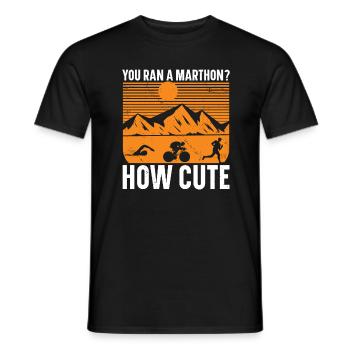 Sie Laufen Einen Marathon Wie Niedlich Triathlon - Männer T-Shirt - Schwarz - Vorne - AI Model Male 178 light (178cm)