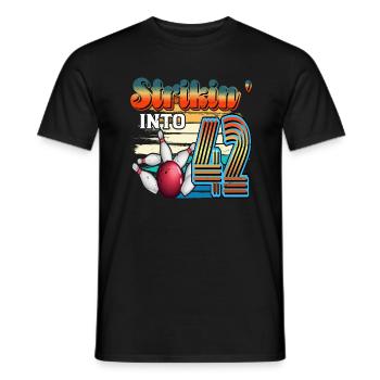 Strikin' Into 42 Bowling Bowler 42. Geburtstag - Männer T-Shirt - Schwarz - Vorne - AI Model Male 178 light (178cm)
