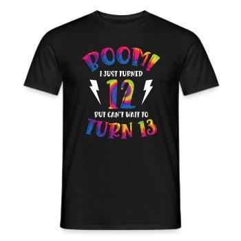 Boom Je viens d’avoir 12 ans mais j’ai hâte d’avoir 13 ans - T-shirt homme - noir - Devant - AI Model Male 178 light (178cm)