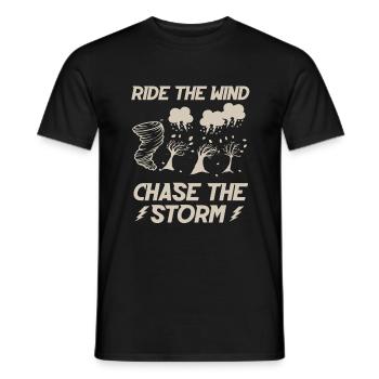 Wind Rider : L’odyssée du chasseur de tempêtes - T-shirt homme - noir - Devant - AI Model Male 178 light (178cm)