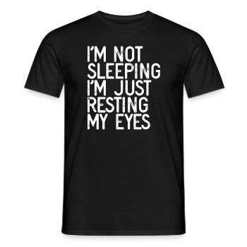 Ich schlafe nicht, ich ruhe nur meine Augen aus - Männer T-Shirt - Schwarz - Vorne - AI Model Male 178 light (178cm)