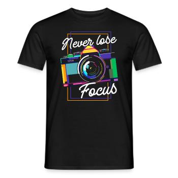 Photography Camera Lens Retro - Männer T-Shirt - Schwarz - Vorne - AI Model Male 178 light (178cm)