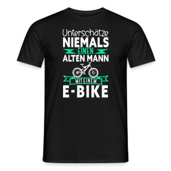 Unterschätze niemals alten Mann auf einem E-Bike - Männer T-Shirt - Schwarz - Vorne - AI Model Male 178 light (178cm)