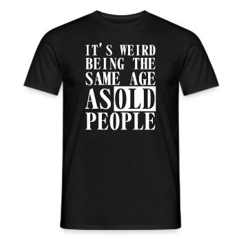 Es ist seltsam, im gleichen Alter wie alte Leute lustig zu sein - Männer T-Shirt - Schwarz - Vorne - AI Model Male 178 light (178cm)