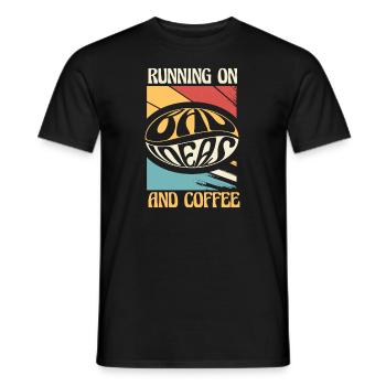 Schwarzer Humor Kaffee Running On Coffee - Männer T-Shirt - Schwarz - Vorne - AI Model Male 178 light (178cm)