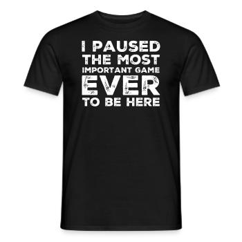 Game paused to be here - Männer T-Shirt - Schwarz - Vorne - AI Model Male 178 light (178cm)
