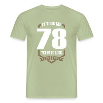 Ça m'a pris 78 ans - T-shirt homme - vert sauge - Devant - AI Model Male 178 light (178cm)