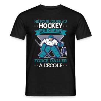 Né Pour Jouer Au Hockey Forcé D'aller À L'école - T-shirt homme - noir - Devant - AI Model Male 178 light (178cm)