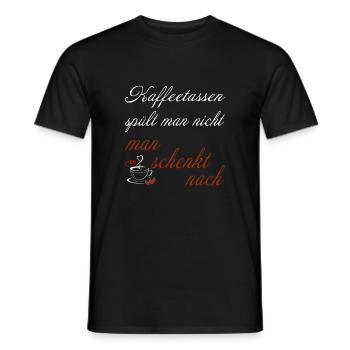 Kaffeetassen spült man nicht, man schenkt nach - Männer T-Shirt - Schwarz - Vorne - AI Model Male 178 light (178cm)