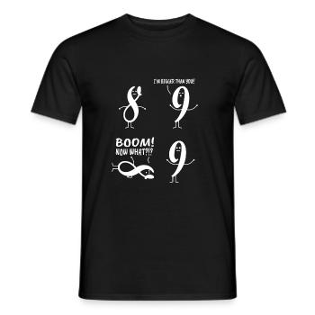 9 supérieur à 8 pour un cadeau de professeur de mathématiques - T-shirt homme - noir - Devant - AI Model Male 178 light (178cm)