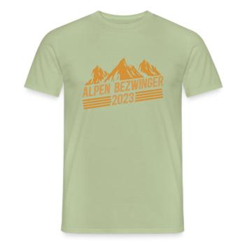 Alpenbezwinger 2023 Alpenüberquerung Finisher - Männer T-Shirt - Sage - Vorne - AI Model Male 178 light (178cm)