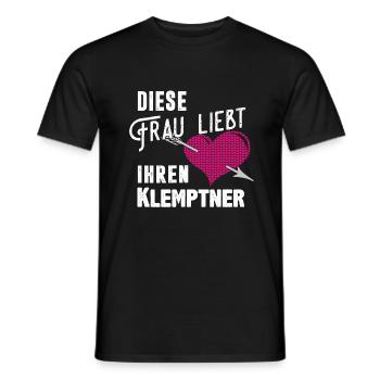 Diese Frau liebt ihren Klemptner - Männer T-Shirt - Schwarz - Vorne - AI Model Male 178 light (178cm)