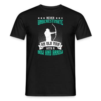Unterschätze nie alten Mann mit Pfeil und Bogen - Männer T-Shirt - Schwarz - Vorne - AI Model Male 178 light (178cm)