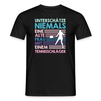 Alte Frau mit Tennisschläger Tennis Oma - Männer T-Shirt - Schwarz - Vorne - AI Model Male 178 light (178cm)