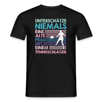 Alte Frau mit Tennisschläger Tennis Oma - Männer T-Shirt - Schwarz - Vorne - AI Model Male 178 light (178cm)