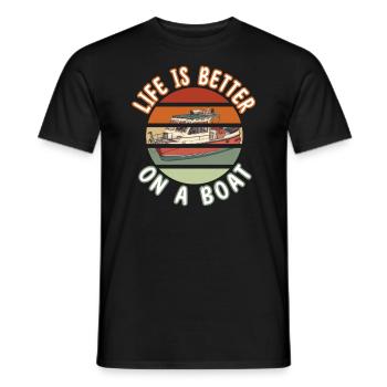Old Retro Life is better on a boat - Boot Kapitän - Männer T-Shirt - Schwarz - Vorne - AI Model Male 178 light (178cm)