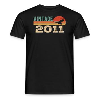 Jahrgang 2011 Retro 2011 Geburtstagsgeschenk - Männer T-Shirt - Schwarz - Vorne - AI Model Male 178 light (178cm)