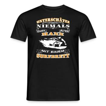 Unterschätze niemals einen alten Mann - Surfer - Männer T-Shirt - Schwarz - Vorne - AI Model Male 178 light (178cm)