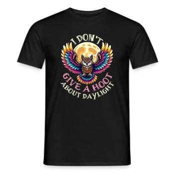 MAJESTÄTISCHE EULE: DAS TAGESLICHT IST MIR SCHEIẞEGAL - Männer T-Shirt - Schwarz - Vorne - AI Model Male 178 light (178cm)