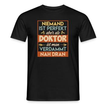 Doktor 2022 Promotion promovieren Doktortitel - Männer T-Shirt - Schwarz - Vorne - AI Model Male 178 light (178cm)