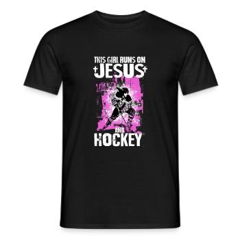 THIS GIRL RUNS ON JESUS AND HOCKEY - Männer T-Shirt - Schwarz - Vorne - AI Model Male 178 light (178cm)