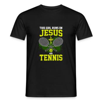THIS GIRL RUNS ON JESUS AND TENNIS - Männer T-Shirt - Schwarz - Vorne - AI Model Male 178 light (178cm)
