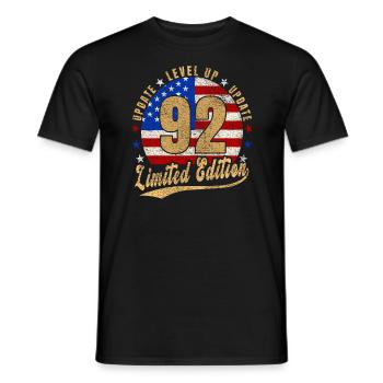 Mise à jour Level Up 92 Years Limited Edition USA - T-shirt homme - noir - Devant - AI Model Male 178 light (178cm)