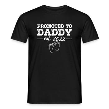 Zum Papa Befördert, Um 2022 Neuer Vater Zu - Männer T-Shirt - Schwarz - Vorne - AI Model Male 178 light (178cm)