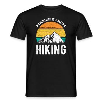 Adventure is Calling Hiking - Männer T-Shirt - Schwarz - Vorne - AI Model Male 178 light (178cm)