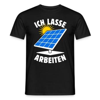 Ich lasse arbeiten - Photovoltaik - Solarenergie - Männer T-Shirt - Schwarz - Vorne - AI Model Male 178 light (178cm)