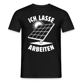 Ich lasse arbeiten - Photovoltaik - Solarenergie - Männer T-Shirt - Schwarz - Vorne - AI Model Male 178 light (178cm)