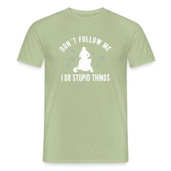 SNOWMOBILING:/ SNOWMOBILE don’t follow me - T-shirt homme - vert sauge - Devant - AI Model Male 178 light (178cm)