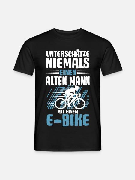 Alter Mann mit E-Bike - Männer T-Shirt - Schwarz