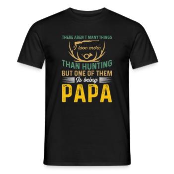 Es Gibt Nicht Viele Dinge Die Ich Mehr Liebe Jäger - Männer T-Shirt - Schwarz - Vorne - AI Model Male 178 light (178cm)