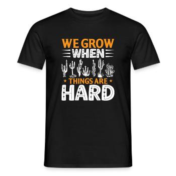 Wir Wachsen Wenn Die Dinge Schwierig Sind - Männer T-Shirt - Schwarz - Vorne - AI Model Male 178 light (178cm)