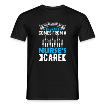 Die beste Art der Therapie kommt von der Pflege einer Krankenschwester - Männer T-Shirt - Schwarz - Vorne - AI Model Male 178 light (178cm)