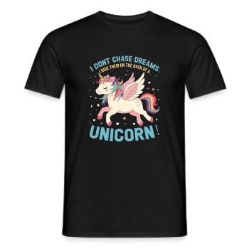 Ich jage keinen Träumen hinterher, ich reite sie auf dem Rücken eines - Männer T-Shirt - Schwarz - Vorne - AI Model Male 178 light (178cm)