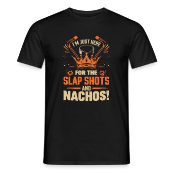 Ich bin nur wegen der Slap Shots und Nachos hier! - Männer T-Shirt - Schwarz - Vorne - AI Model Male 178 light (178cm)