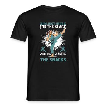 Ich bin nur wegen des schwarzen Gürtels und der Snacks hier! - Männer T-Shirt - Schwarz - Vorne - AI Model Male 178 light (178cm)