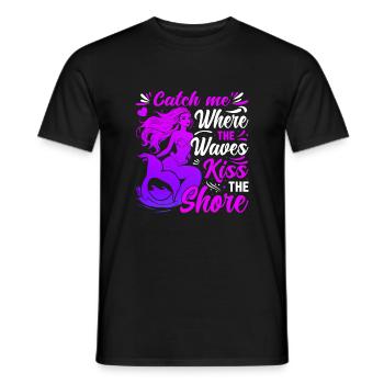 Fang mich dort, wo die Wellen das Ufer küssen. - Männer T-Shirt - Schwarz - Vorne - AI Model Male 178 light (178cm)