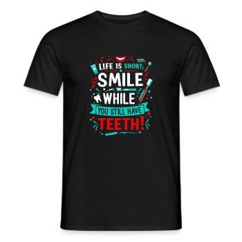 Das Leben ist kurz; Lächeln Sie, während Sie noch Zähne haben! - Männer T-Shirt - Schwarz - Vorne - AI Model Male 178 light (178cm)