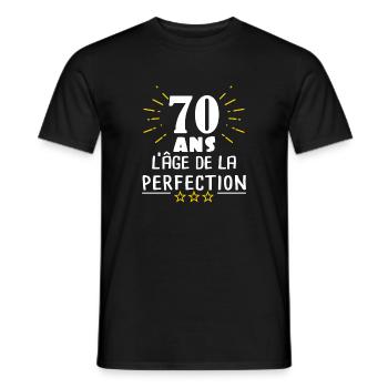 70 ans l'âge de la perfection. Humour anniversaire - T-shirt homme - noir - Devant - AI Model Male 178 light (178cm)