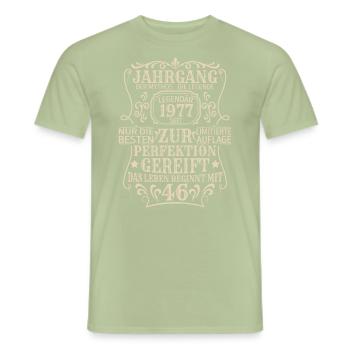 Geburtstagsgeschenk Geboren 1977 46 Jahre - Männer T-Shirt - Sage - Vorne - AI Model Male 178 light (178cm)