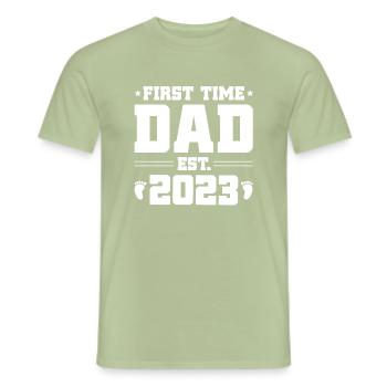 First Time Dad Est 2023 T Shirt Design 2 - T-shirt homme - vert sauge - Devant - AI Model Male 178 light (178cm)