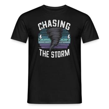 Découvrez le monde fascinant de la chasse aux tornades - T-shirt homme - noir - Devant - AI Model Male 178 light (178cm)