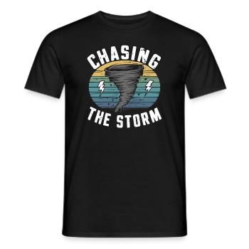 Découvrez le monde fascinant de la chasse aux tornades - T-shirt homme - noir - Devant - AI Model Male 178 light (178cm)