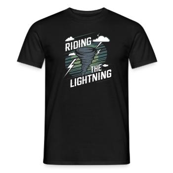 Erlebe Die Faszinierende Welt Des Tornadojagens - Männer T-Shirt - Schwarz - Vorne - AI Model Male 178 light (178cm)